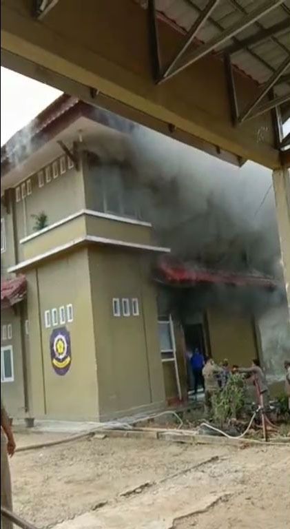 Kantor Pol PP Tebo yang terbakar.