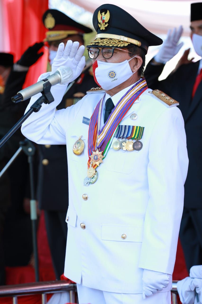 Gubernur Jambi Fachrori Umar bertindak sebagai inspektur upacara. 
