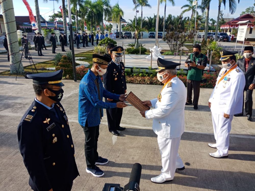 Bupati menyerahkan remisi secara simbolis