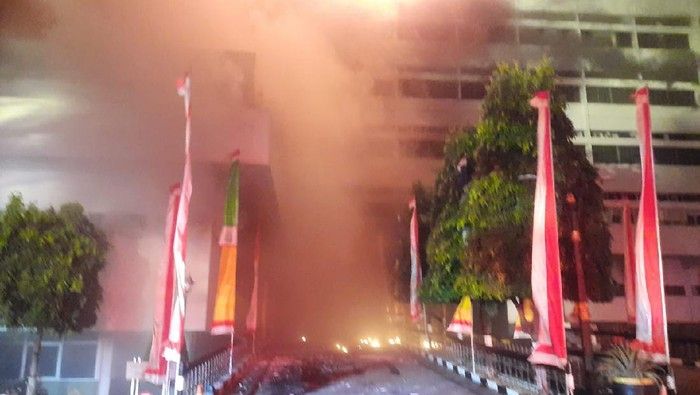 Foto: Puing-puing bangunan berjatuhan akibat kebakaran di Gedung Kejagung (Yogi Ernes/detikcom)