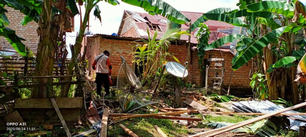 Rumah warga yang diterjang puting beliung