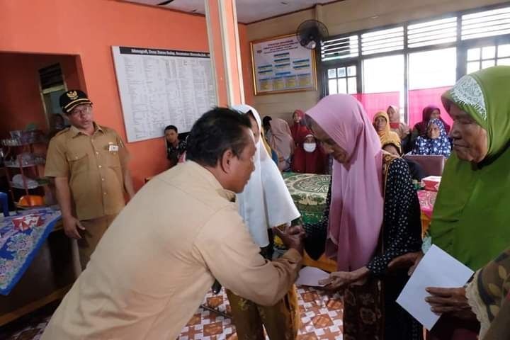 Bantuan Sembako Bupati Masnah diberikan lewat Kades dan Camat kepada masyarakat di Desa Danau Kedap Kecamatan Maro Sebo Muarojambi.