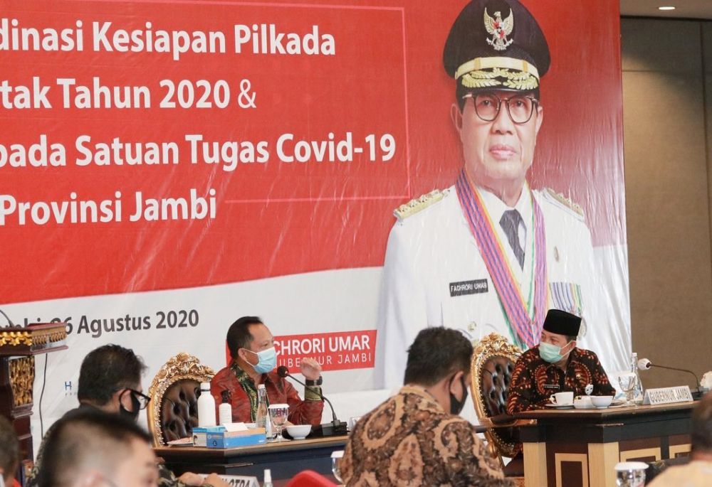 Rapat Koordinasi Kesiapan Pilkada Serentak Tahun 2020 dan Pengarahan kepada Satuan Tugas Covid-19 di Provinsi Jambi, yang dipimpin oleh Menteri Dalam Negeri Republik Indonesia, Muhammad Tito Karnavian, di Hotel Swiss Bell Jambi, Rabu (26/8/2020) .