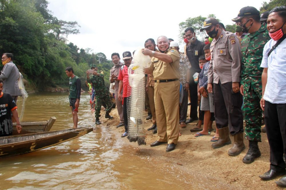 Safrial panen ikan di lubuk larangan Dusun Mudo