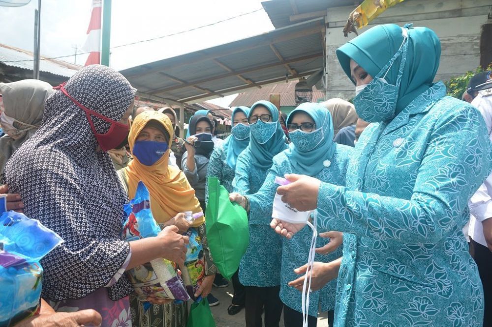 Ketua Umum dan Ketua TP PKK Provinsi Jambi usai pertemuan juga langsung memberikan masker dan sembako kepada masyarakat di Kelurahan Lebak Bandung, Kecamatan Jelutung, Kota Jambi.