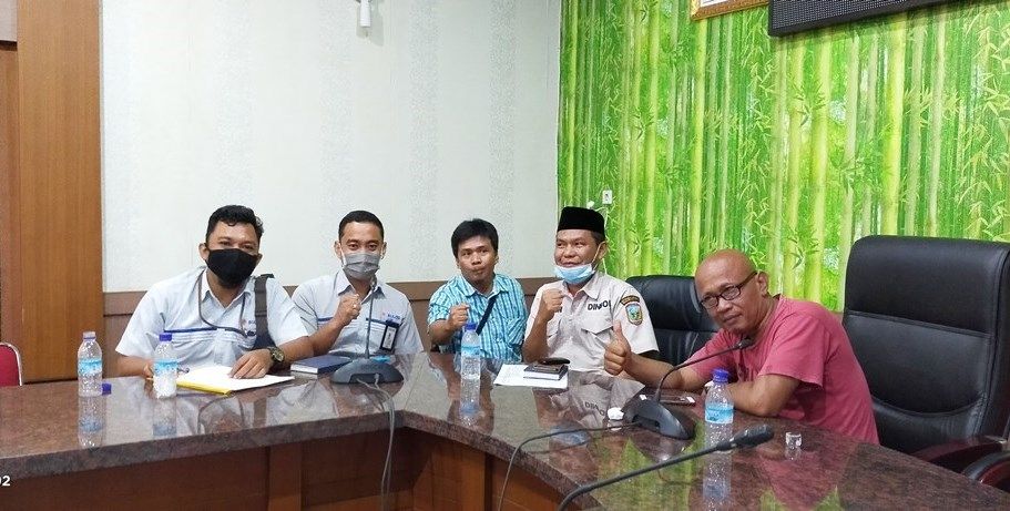 Kadinsos, H Juddin bersama pimpinan cabang Perum Bulog Sarko, Rafi Ismail 