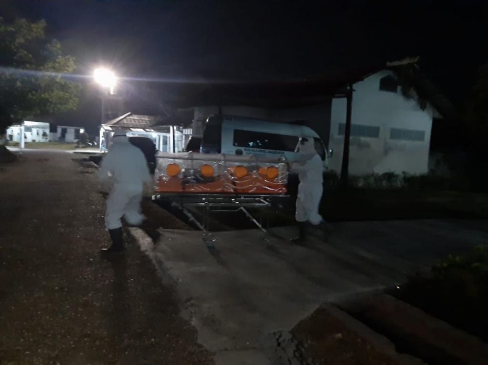 Proses pemakaman jenazah pasien covid 19 di Batanghari