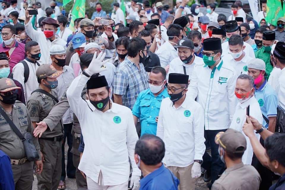Fadhil-Bakhtiar diantar ribun pendukungnya mendaftar ke KPU 