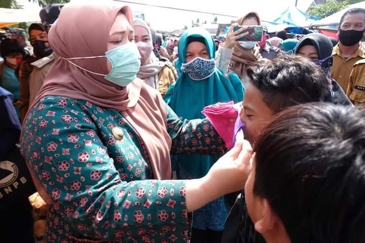 Bupati Muaro Jambi, Hj. Masnah Busro, SE, Senin (7/9) pagi turun ke Pasar Sengeti untuk mensosialisasikan Gebrak Masker.