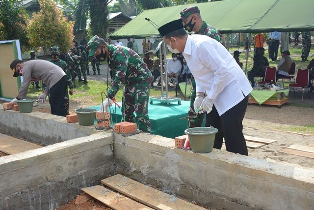 Pangdam Sriwijaya Letakkan Batu Pertama Pembangunan Panti Asuhan Korem 042/Gapu (Foto :Endang)