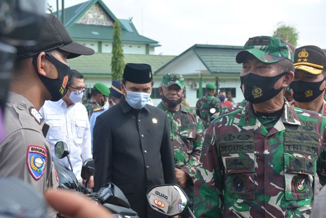 Panglima Kodam II/Sriwijaya Mayjen TNI Agus Suhardi mengecek kesiapan sarana pendukung pengamanan pilkada 2020 di Jambi, Selasa (8/9).(FOTO :ENDANG)
