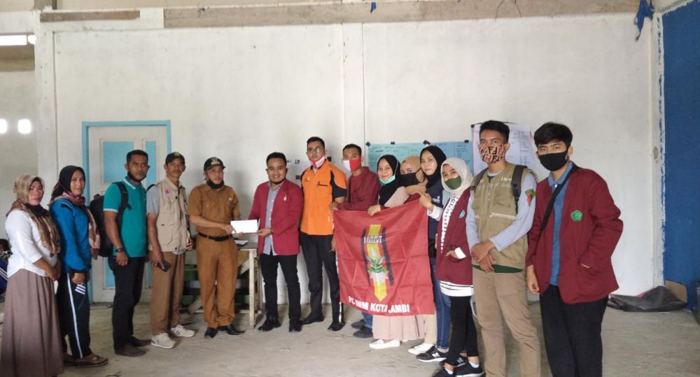 Foto Bersama saat menyerahkan donasi hasil pengumpulan dana kepada korban Kebarkaran di Mendahara Ulu, Kabupaten Tanjung Jabung Timur.