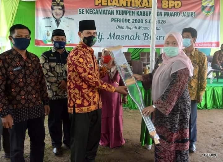 Bupati Muaro Jambi, Hj Masnah Busro SE, menyerahkan Bantuan berupa Tongkat dan Kursi Roda untuk masyarakat di Kecamatan Kumpe Muaro Jambi.