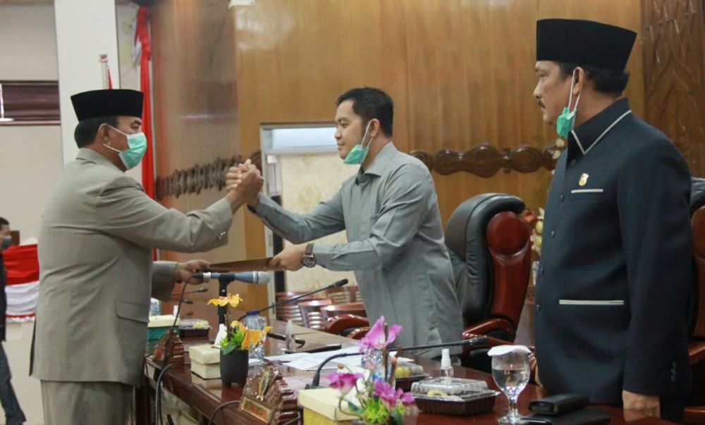 Wabup Amir Sakib bersalaman dengan Pimpinan Rapat, Ahmad Jahfar
