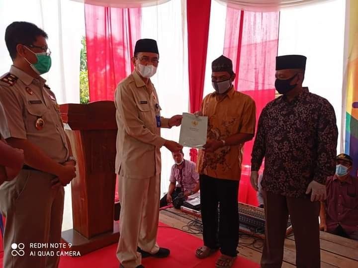 Bupati Muaro Jambi yang diwakili Asisten 1 Pemkab Muaro Jambi, Najamuddin, menyerahkan sertifikat