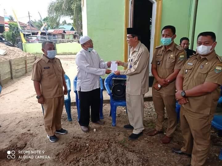 Bupati Muaro Jambi, Hj Masnah Busro SE, diwakilkan Asisten I Pemkab Muaro Jambi saat melakukan peletakan batu pertama Pembangunan Masjid Al Khoiriyah di Desa Gedong Karya 