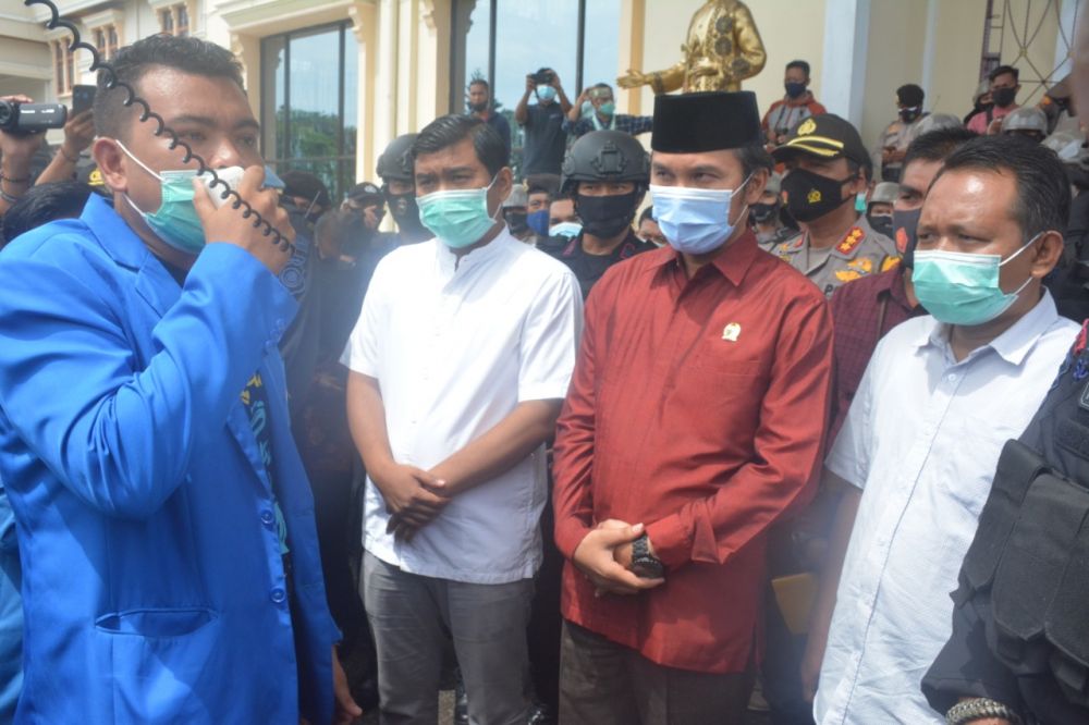 Ketua DPRD Provinsi Jambi Edi Purwanto Bersama Wakil Ketua Rocky Candra Menemui Para Mahasiswa