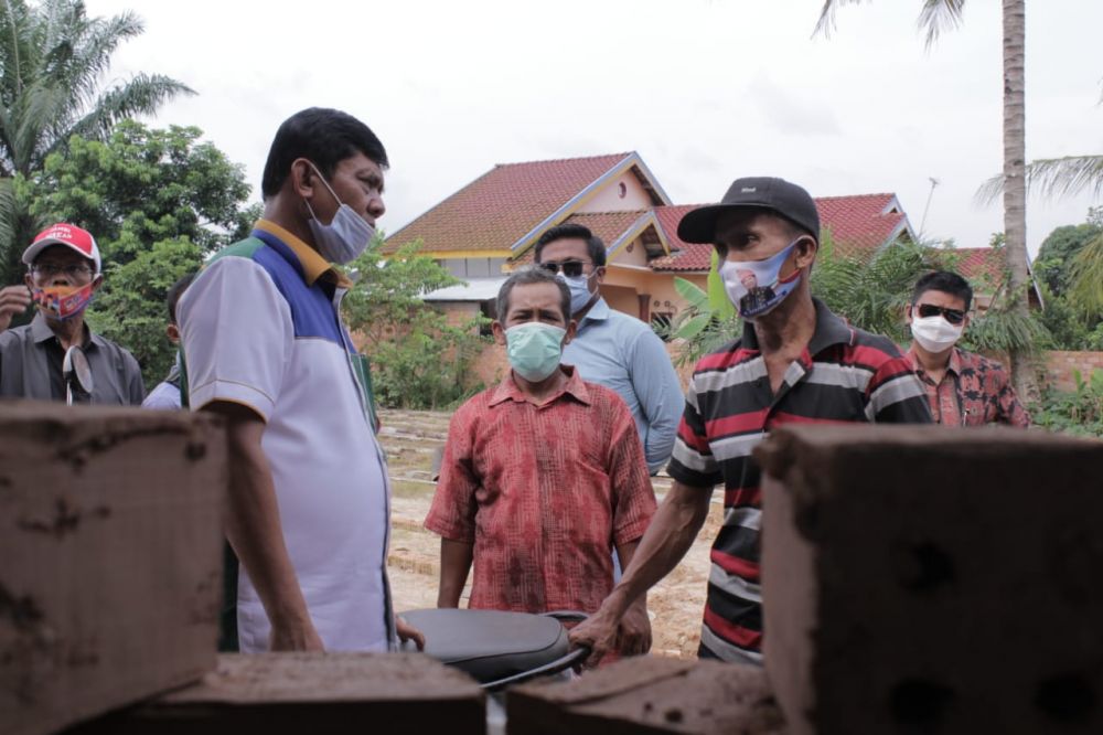 Syafril Nursal berbincnag dengan pengusaha batu bata