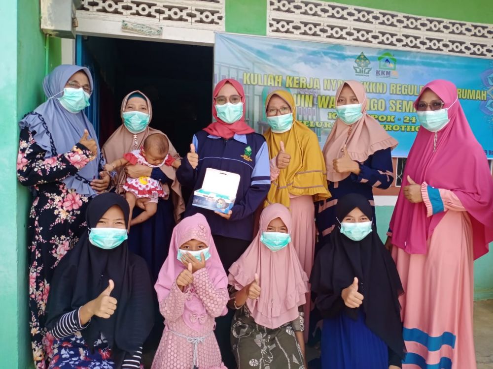Mahasiswa UIN Walisongo Semarang Membagikan Masker Gratis ke warga 