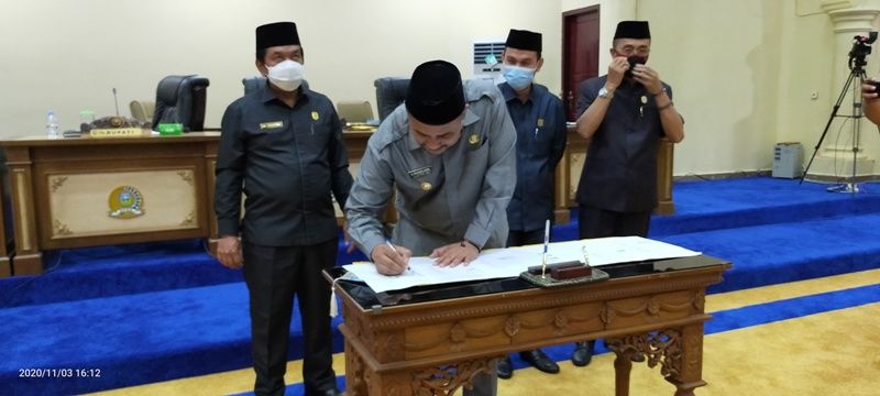 Penandatangan berita acara persetujuan R-KUA PPAS APBD 2021 oleh Plt Bupati H Hillalatil Badri