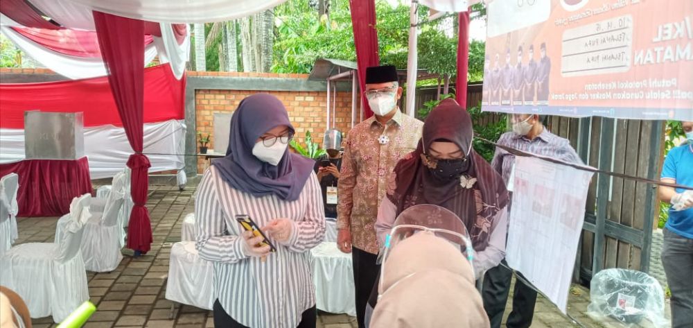 Walikota Jambi Syarif Fasha bersama Istri dan Putri nya menyoblos di TPS 08 Telanaipura Kota Jambi. 