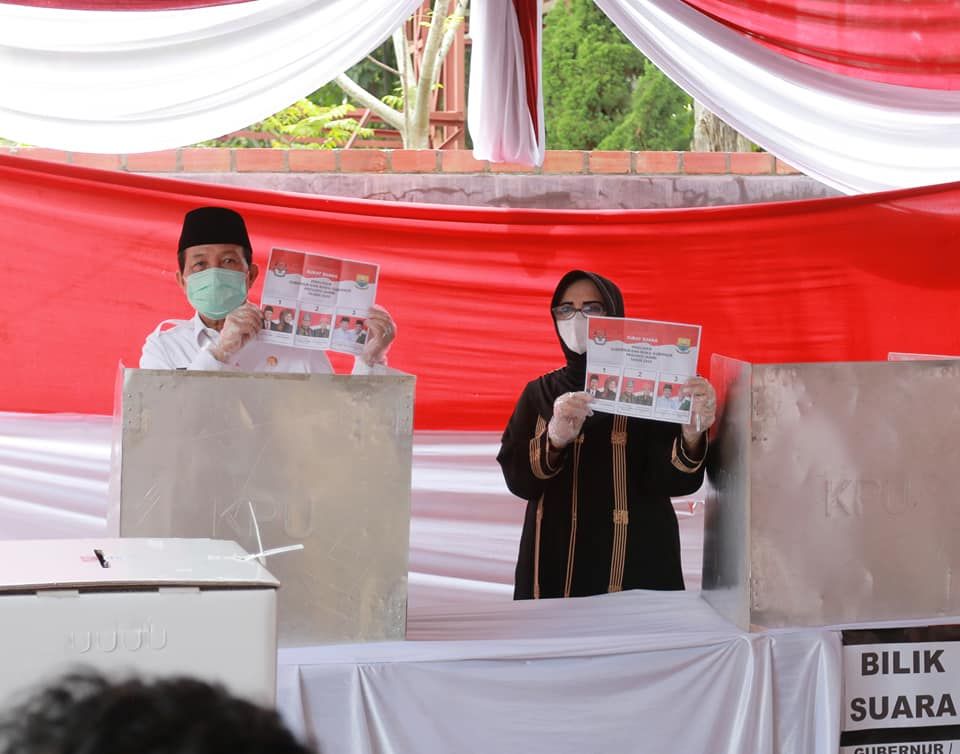 Gubernur Jambi Fachrori Umar  bersama Istri mengunakan hak pilihnya di TPS 08 Telanaipura Kota Jambi.Rabu (9/12/2020/ foto : Ady). 
