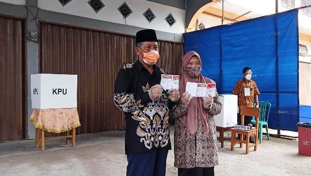 Abdullah Sani  bersama Istri menggunakan hak suara dalam pesta demokrasi pilkada 2020 di TPS 16 Talang Bakung Kota Jambi. Rabu, (9/12/2020).