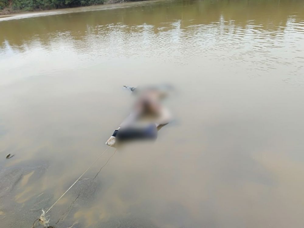 Mayat yang hanyut di Sungai Batang Hari.