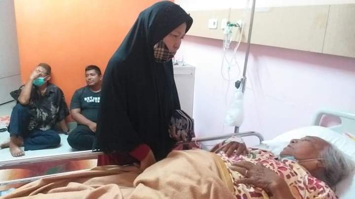Foto Daizar Ibunda M Rum saat masih dirawat di Rumah Sakit