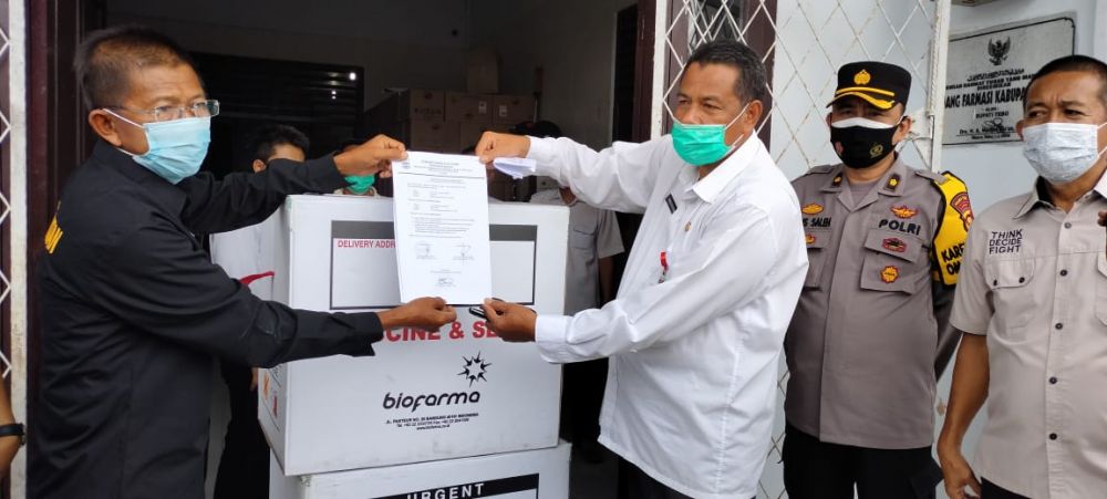 Kabag Ops Polres Tebo mendampingi Plh Kadinkes Tebo menerima Vaksin Covid-19 Sinovac untuk Kabupaten Tebo