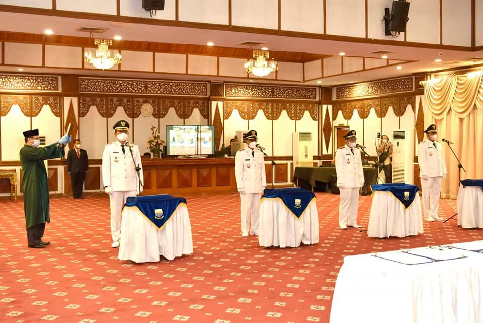Pj Gubernur Jambi Hari Nur Cahya Murni resmi melantik Bupati dan Wakil Bupati Batanghari dan Tanjung Jabung Barat masa jabatan 2021-2024, di rumah dinas Gubernur Jambi, Jumat (26/2/2021). 