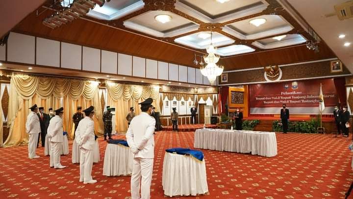 Penjabat Gubernur Jambi Dr. Hari Nur Cahya Murni, M.Si melantik dua Bupati terpilih hasil Pilkada 2020 yaitu Bupati dan Wakil Bupati Batanghari dan Tanjung Jabung Barat dengan protokol kesehatan yang sangat ketat.
