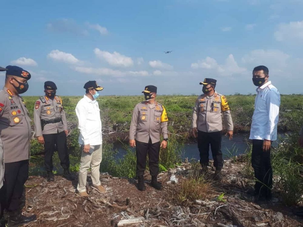 Ketua DPRD Provinsi Jambi Edi Purwanto dan Kapolda Jambi Irjen Pol Albertus Rachmad Wibowo serta Kepala BPBD Jambi menunjukkan kekompakannya dalam melakukan pencegahan terhadap kebakaran hutan dan lahan (Karhutla).