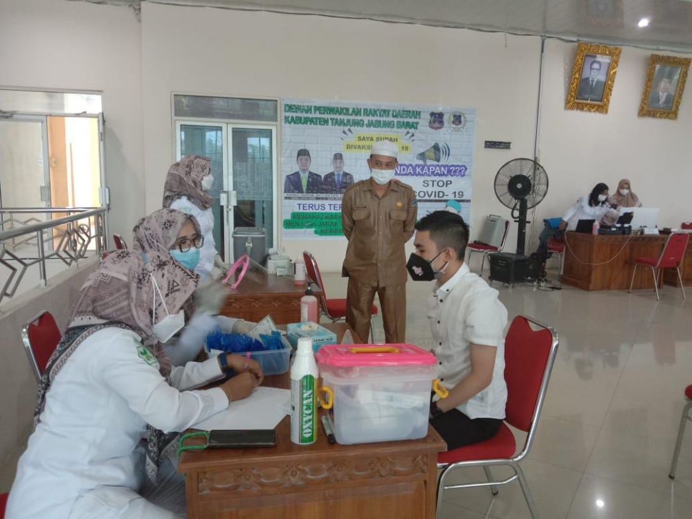 Penyuntikan vaksin anggota DPRD Tanjabbarat.