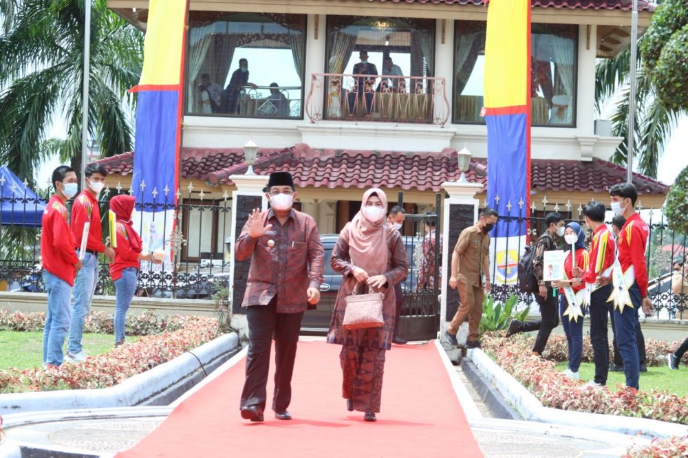 Bupati Tanjung Jabung Barat Anwar Sadat beserta istri