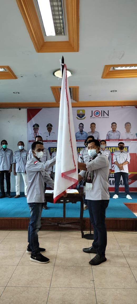 Amirul menerima bendera Join dari Ketua DPW Join Jambi Zakaria