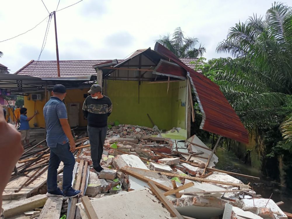 KFA Melihat rumah warga yang ambruk