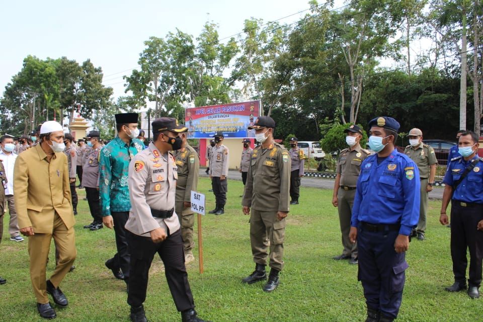 Ketua DPRD Muarojambi mendampingi Kapolres mengecek pasukan pengamanan PSU.