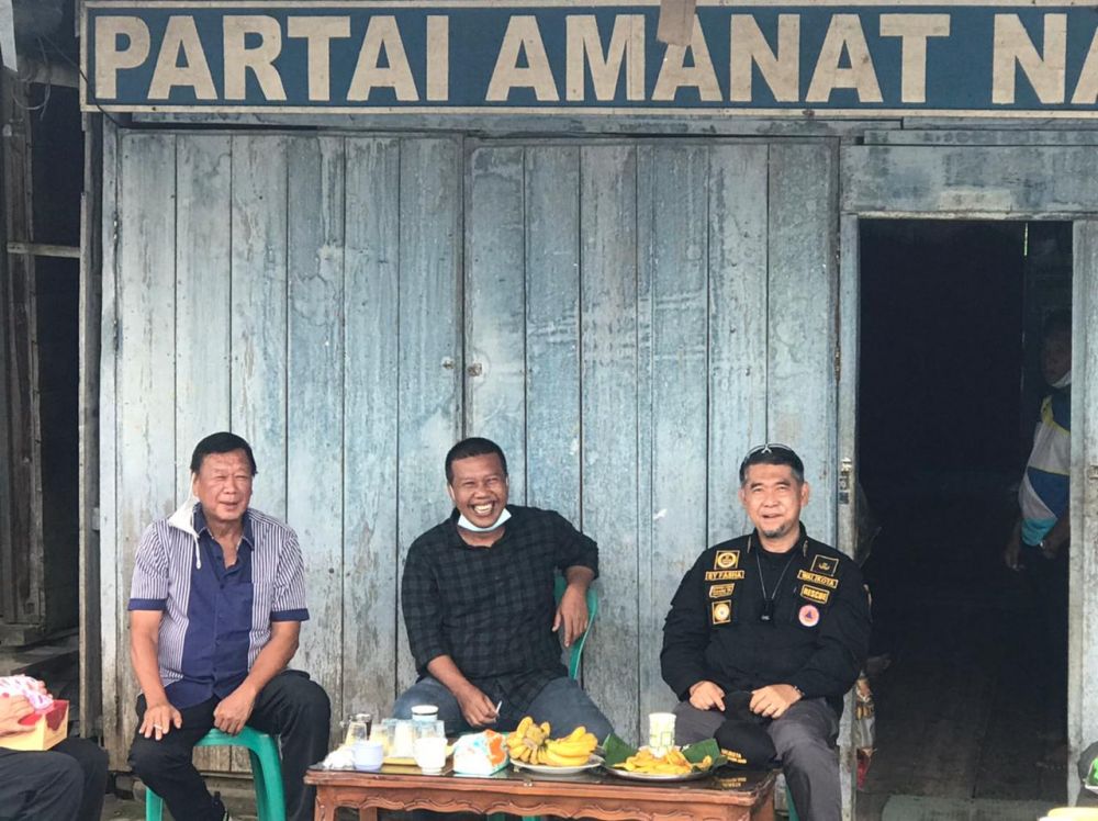 Bupati Tanjabtim Romi Hariyanto saat bersama Walikota Jambi Syarif Fasha saat berada ditempat  lokasi korban kebakaran di Desa Mendahara tengah Kecamatan Mendahara.