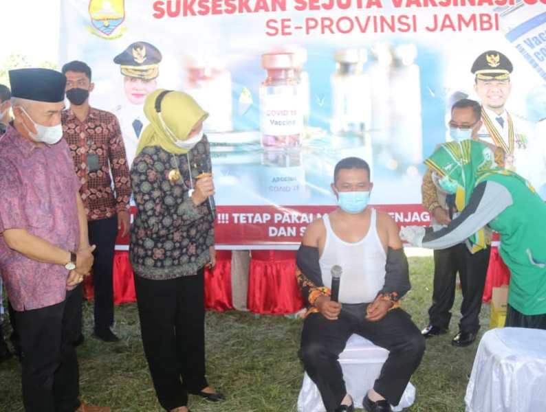 Kunjungan kerja meninjau pelaklsanaan vaksinasi serentak secara masal di Kecamatan Kayu Aro Kabupaten Kerinci, yang juga disaksikan secara virtual oleh seluruh Kabupaten/Kota se Provinsi Jambi, Minggu (27/6/2021).
