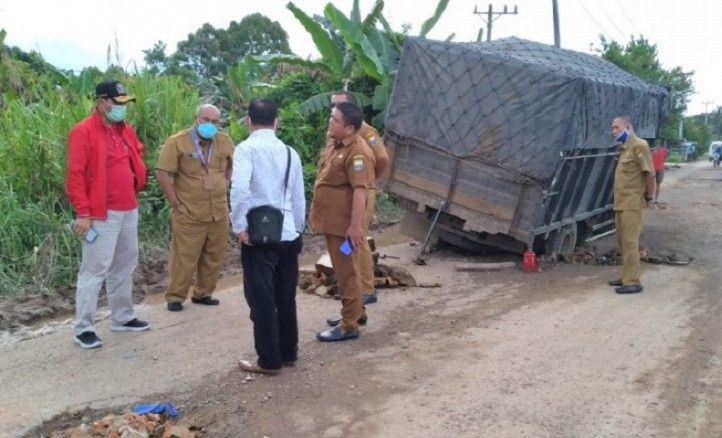 Ketua DPRD bersama Pu Provinsi Jambi meninjau jalan rusak