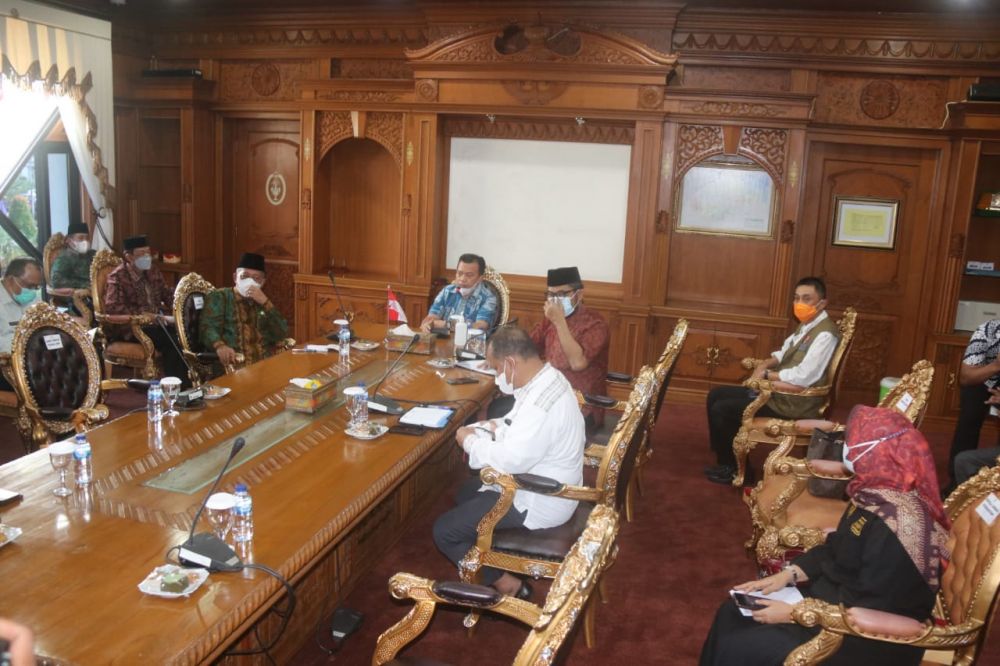 Gubernur Jambi Al Haris bersama Wakil Gubernur Jambi Abdullah Sani rapat dengan OPD terkait penanganan Covid-19 