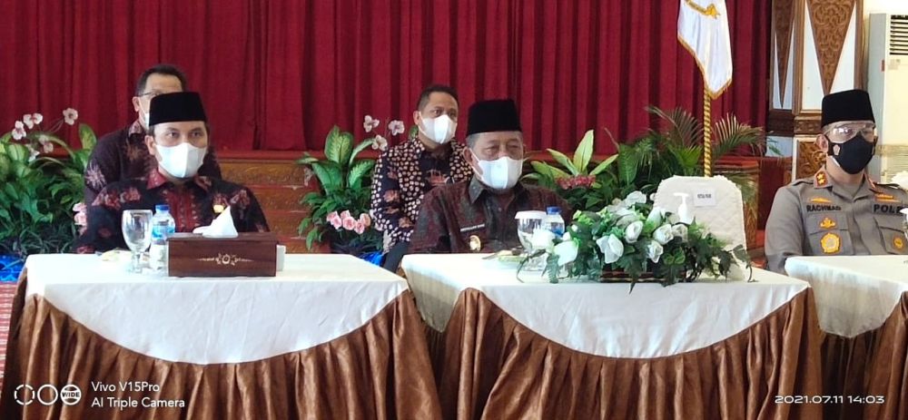 Wakil Gubernur Jambi Abdullah Sani mengikuti doa bersama secara virtual yang bertajuk Pray From Home yang digelar oleh Kementrian Agama Republik Indonesia dan dihadiri oleh Presiden RI Joko Widodo.