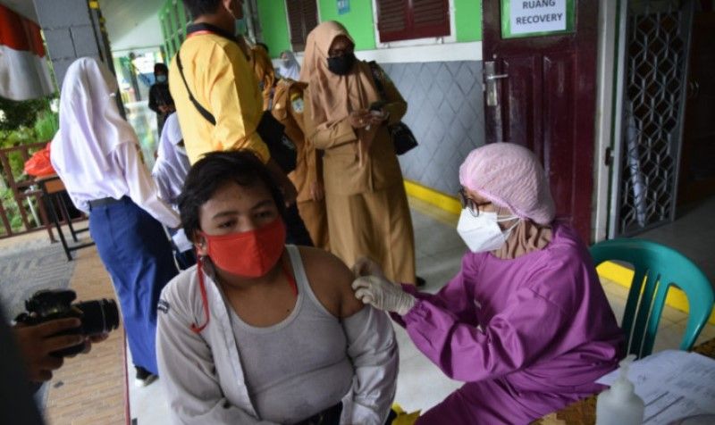 Pelaksanaan vaksinasi pelajar di salah satu SMP di Kota Jambi yang disaksikan Wali Kota Jambi Syarif Fasha, Senin (12/7/2021).