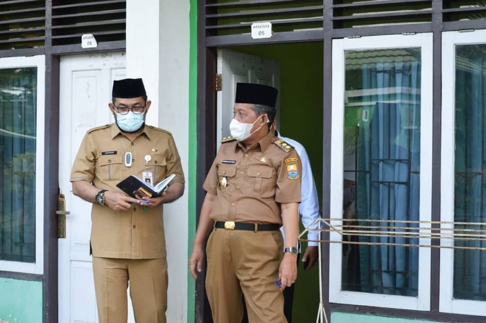 Wakil Gubernur Jambi Drs. H. Abdullah Sani, M.Pd.I. meninjau langsung tempat isolasi bagi pasien Covid-19 yaitu Asrama Haji, Selasa (3/8/21).
