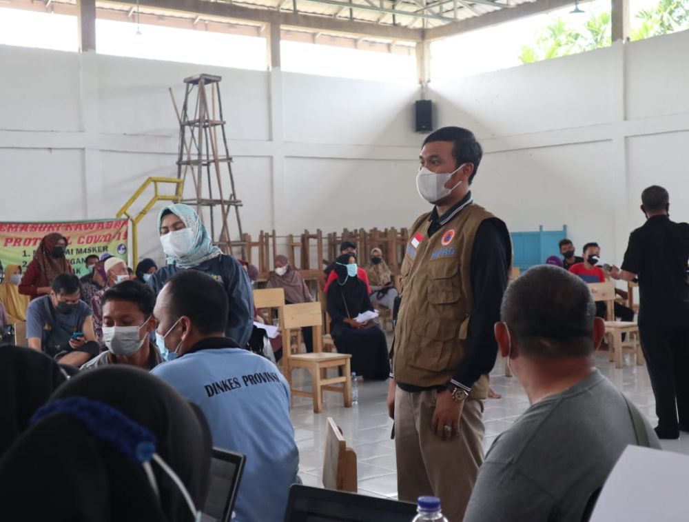 Ketua DPRD Provinsi Edi Purwanto saat memantau warga saat di kasih vaksin 