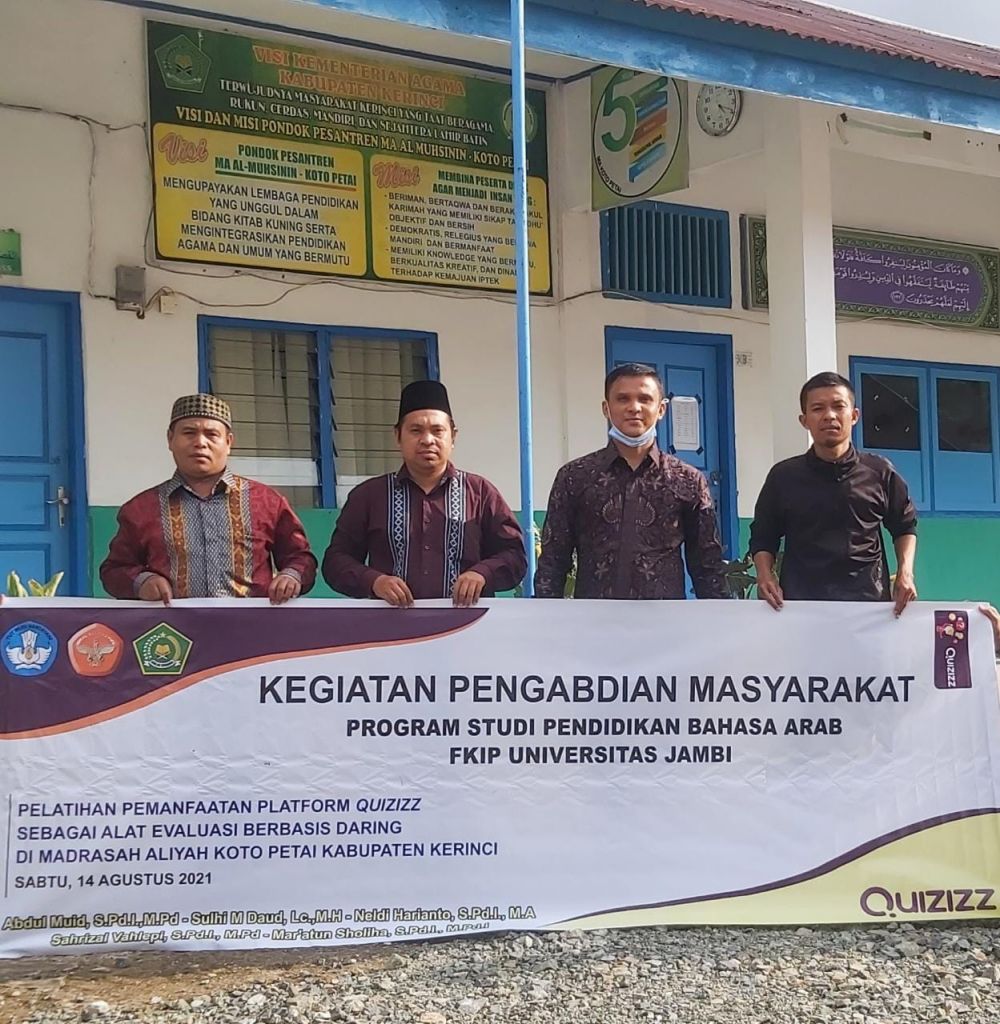 Tim pengabdian kepada masyarakat, saat foto bersama di Madrasah Aliyah Koto Petai Kabupaten Kerinci.