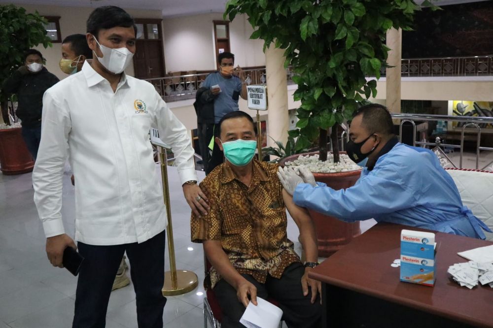 Ketua DPRD Provinsi Jambi Edi Purwanto saat memantau pelaksanaan vaksin massal yang di selenggarakan DPRD Provinsi Jambi. 