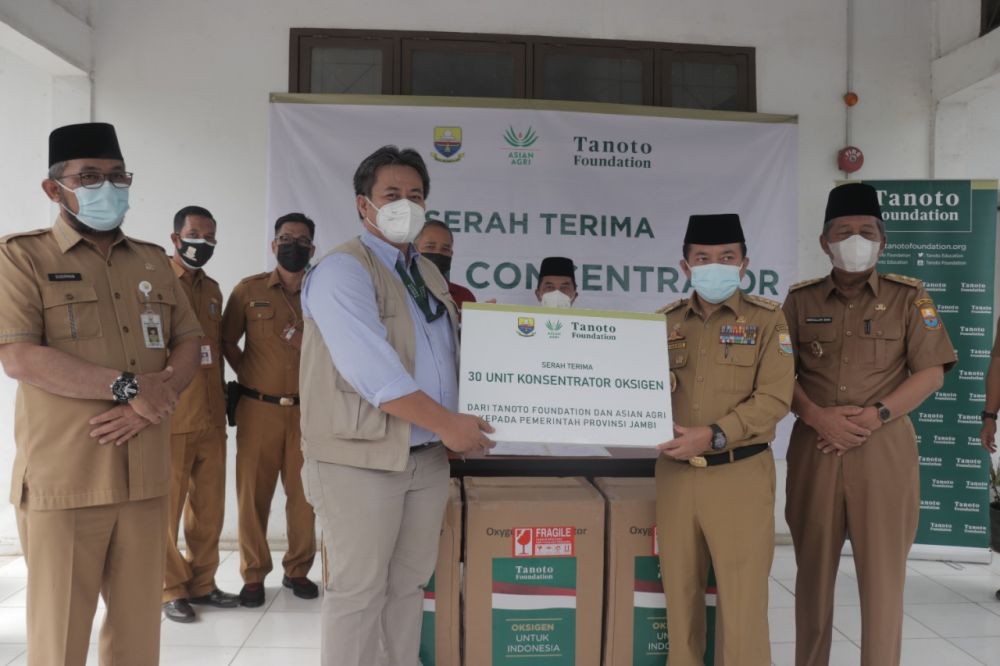Gubernur Jambi Dr. H. Al Haris, S.Sos., M.H menerima bantuan 30 unit Oksigen Konsentrator dari Tanoto Foundation dan Asian Agri, Senin, (30/8)