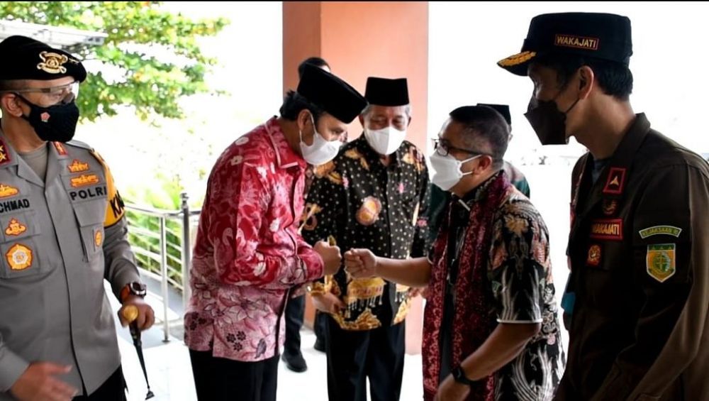 Ketua DPRD Provinsi Jambi Edi Purwanto menyambut kedatangan Kepala Kejaksaan Tinggi Jambi yang baru Sapta Subrata di Ruang VIP Bandara Sultan Thaha Syaifuddin Jambi Sabtu (31/7/2021).